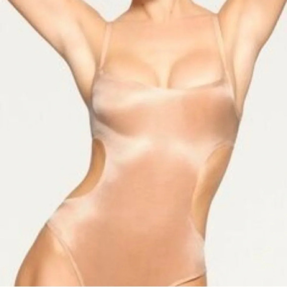 NWT SKIMS Barely There Shapewear Silky Bodysuit Open Back Thong Clay Size 4X - Picture 1 of 5
